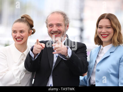 Cannes, France. 23 mai, 2019. Directeur Arnaud Desplechin (C) avec l'actrice Léa Seydoux (R) et Sara Forestier poser lors d'un photocall pour 'Oh merci ! (Roubaix, une lumière)' à la 72e Festival de Cannes à Cannes, France, le 23 mai 2019. 'Oh merci ! (Roubaix, une lumière)' sera en compétition pour la Palme d'Or avec 20 autres films. Credit : Gao Jing/Xinhua/Alamy Live News Banque D'Images