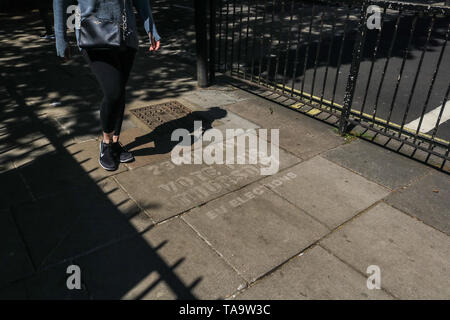 London UK. 23 mai 2019. Un message à voter aux élections européennes est marquée sur un trottoir à Londres comme experts prédisent Brexit Partie de Nigel Farage à bien faire aux dépens de la majorité et les partis conservateurs Crédit : amer ghazzal/Alamy Live News Banque D'Images