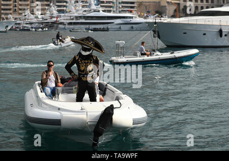 Monte Carlo, Monaco. 23 mai, 2019. F1 Grand Prix de Monte Carlo, la pratique libre ; Mario CCIS, légende mexicaine et l'ambassadeur de la GP du Mexique 2019 arrive par bateau dans le port Credit : Action Plus Sport/Alamy Live News Banque D'Images