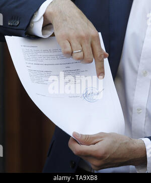 Kiev, Kiev, Ukraine. 23 mai, 2019. Les originaux des documents, qui ont été retournés depuis les USA par le FBI après la fin de l'affaire, vu Manafort enquêtes montré par législateur ukrainien Serhiy Leshchenko avant sa visite au Bureau du Procureur général à Kiev, Ukraine. En tant que consultant politique Leshchenko nous dit Paul Manafort, journaliste Larry King, et parti Svoboda en Ukraine ont reçu de l'argent à partir de la soi-disant "livres noirs" du pro-Ianoukovitch Parti des régions au cours de la campagne des élections présidentielles en 2010. Credit : ZUMA Press, Inc./Alamy Live News Banque D'Images