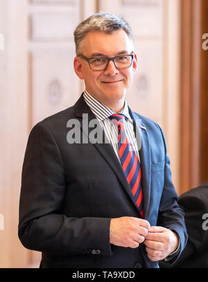 Hambourg, Allemagne. 23 mai, 2019. Hjalmar Stemmann, Président de la Chambre des Métiers, s'adressera à l'Assemblée générale après son élection. Lors de la réunion constituante de la chambre des métiers de Hambourg, l'Assemblée générale élit le futur président de la Chambre. Crédit : Felix König/dpa/Alamy Live News Banque D'Images