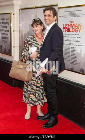 Londres, Royaume-Uni. Heidi Thomas et Stephen McGann à la Lehman Trilogy Appuyez sur nuit lieu au Piccadilly Theatre, Denman Street, London le mercredi 22 mai 2019 mai 2019 Ref : CMT386-J4932-230519 Gary MitchellLandmark Médias. . Banque D'Images