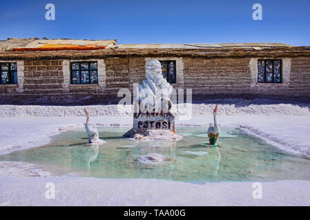 Sculpture de sel honorant le Rallye Dakar, Salar de Uyuni, Bolivie Banque D'Images