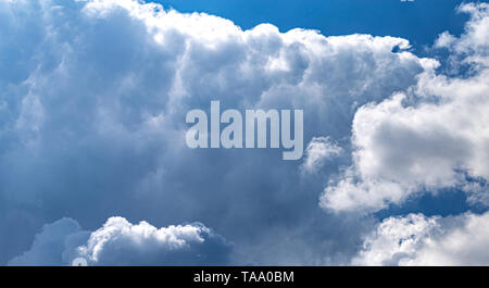 La formation de nuages cumulus massive au ciel bleu, doux fond moelleux Banque D'Images