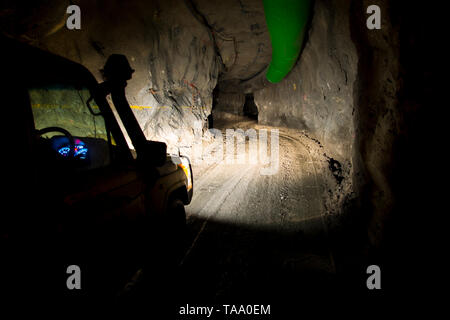 Dans un tunnel souterrain d'une mine profonde Banque D'Images