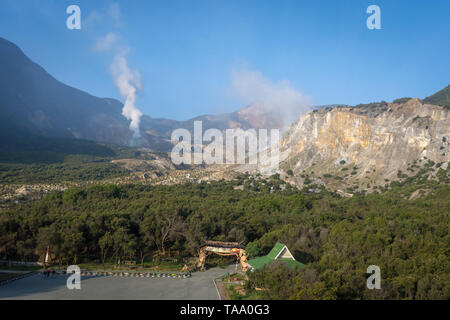 Garut, Indonésie - 12 août 2018 : paysage pittoresque du mont Papandayan prises à partir de la Watch Tower sur la zone de stationnement. Vue du célèbre volcan actif sur Banque D'Images