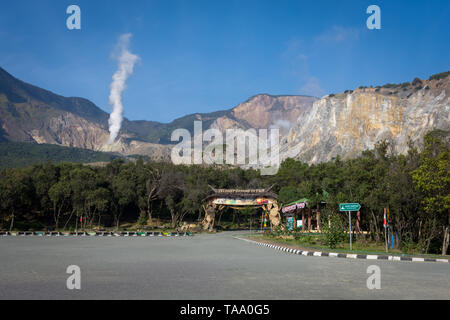 Garut, Indonésie - 12 août 2018 : paysage pittoresque du mont Papandayan prises à partir de la zone de stationnement. Vue du célèbre volcan actif sur Garut. Banque D'Images