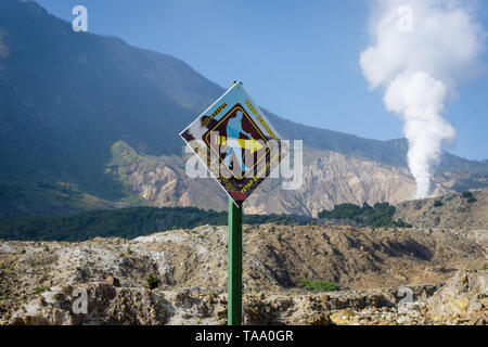 Garut, Indonésie - 12 août 2018 : un panneau "Attention, maintenir l'esprit' sur la piste du mont Papandayan qui encouragent les randonneurs à garder leur spir Banque D'Images