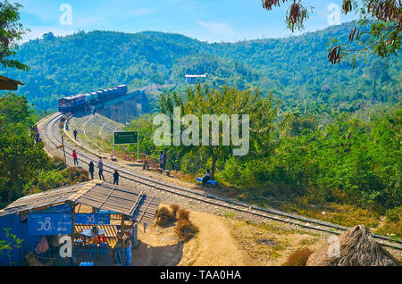 HEHO, MYANMAR - février 19, 2018 : Les gens regardent l'ancienne gare, école l'arche Bawa de Tha Yar Bridge dans les montagnes de l'État de Shan, le 19 février Banque D'Images