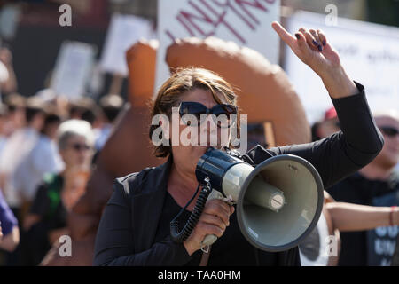 Seattle, Washington : Erna Hankic vice-président du SEIU Local 6 mène un chant à l'extérieur à l'Amazone 2019 Assemblée annuelle des actionnaires à Fremont Studios. Les participants à la réunion annuelle ont voté sur un grand nombre de propositions d'actionnaires sur des questions comme le changement climatique et de rémunération entre les sexes ainsi que Rekognition, Amazon la controversée la technologie de reconnaissance des visages. Banque D'Images