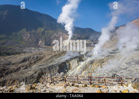 Un paysage de piste rocheuse sur le mont Papandayan que difficile pour le randonneur. Plus le volcan actif sur Garut. Papandayan Mountain est l'un des fav Banque D'Images