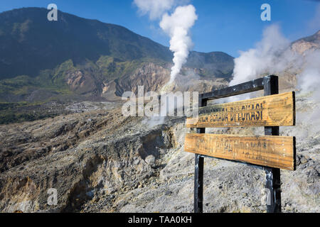 Un signe 'Vous êtes dans l'emplacement de la cratère Papandayan' . Un paysage de piste rocheuse sur le mont Papandayan que difficile pour le randonneur. L Banque D'Images