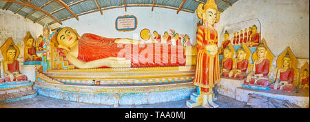 PINDAYA, MYANMAR - février 19, 2018 : Panorama de l'intérieur du sanctuaire avec un grand Bouddha couché, entouré par de petites statues de Bouddha dans la masse Banque D'Images