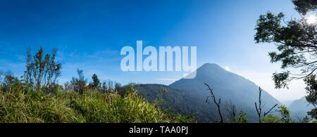 Un panorama du mont Papandayan prises de Ghober paysage Hut camp site avec ciel bleu clair. Papandayan Mountain est l'un des endroits de prédilection pour la randonnée Banque D'Images