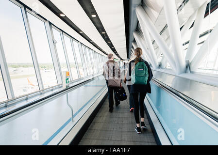 Gatwick, UK - 14 mai 2019 : Les passagers sur tapis roulant dans le terminal de l'aéroport de Gatwick. Voyage Concept Banque D'Images