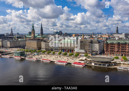 Boulevard Jungfernstieg avec bateaux alster Banque D'Images