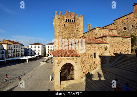 Torre del of Bujaco Tower of Bujaco (), une fortification mauresque, et la Plaza Mayor, Site du patrimoine mondial de l'Unesco. Caceres, Espagne Banque D'Images