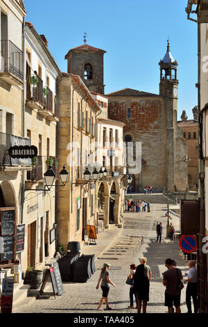 Scène de rue à la Plaza Mayor avec l'église San Martin. Trujillo, Espagne Banque D'Images