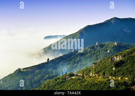 Parc Naturel d'Arrábida dans un matin brumeux avec les chapelles du couvent répartis sur les montagnes. Portugal Banque D'Images