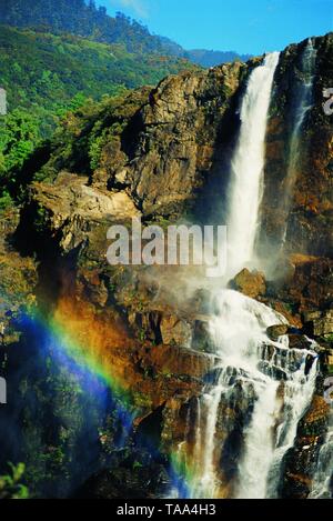 Cascade avec rainbow dans les Himalaya, Inde Banque D'Images