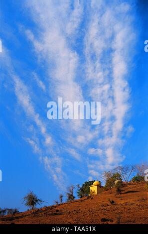 Altocumulus menaçant au-dessus de la rivière Narmada près du Temple, le Madhya Pradesh, Inde, Asie Banque D'Images