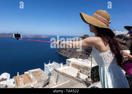 Grèce Santorini gens touristes, jeune femme asiatique faisant la photo, selfie au-dessus de caldera Europe Banque D'Images