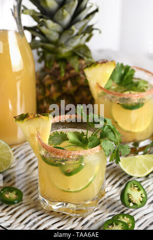 L'Ananas épicé margarita avec tranches de lime et le piment jalapeno, brins de coriandre Banque D'Images