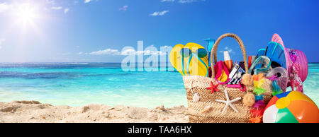 Vacances d'été - accessoires dans le sac de plage Banque D'Images