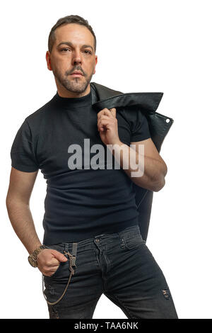 Un modèle attrayant homme avec barbe contre fond blanc se penche sur l'appareil photo Banque D'Images
