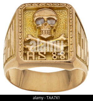 Une Légion Condor ring d'honneur de couture en or jaune .750, secours-travail, à coups de poing, de tête de mort haut avec les yeux et les os croisés, ci-après '88' pour 88 Staffel (reconnaissance) de la mer, le lettrage latéralement 'Legion' et 'Condor'. La surface interne de l'anneau gravé bande "B.S.". L'utilisation de signes de la lumière et de l'âge. Poids 19,4 g. Décerné par Hermann Göring aux onze Staffel 88 pilotes pour mérite exceptionnel., historique, historique, les forces armées de la Wehrmacht, unité, unités, troupe, troupes, NS, le National-socialisme, le Nazisme, Troisième Reich, Empire allemand, militaire, militaria, National, Editorial-Use-seulement Banque D'Images