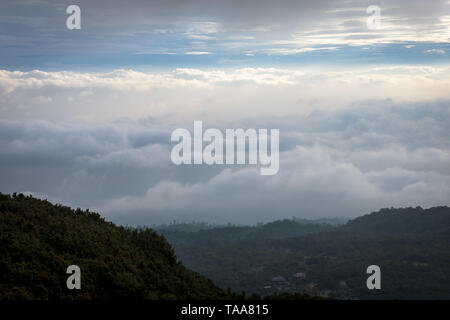 Nuage moelleux pris de Tebing Soni. Beau paysage du mont Papandayan. Papandayan Mountain est l'un des endroit préféré pour randonner à Garut. Banque D'Images