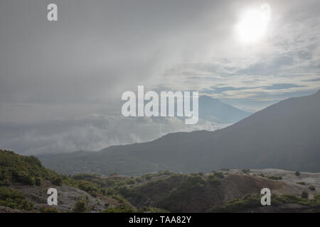 Nuage moelleux pris de Tebing Soni. Beau paysage du mont Papandayan. Papandayan Mountain est l'un des endroit préféré pour randonner à Garut. Banque D'Images