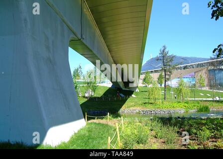 Pont sur la rivière en Zaryadye Park, Moscou Banque D'Images