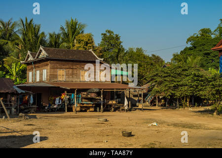 Belle vue sur la campagne dans le district rural de tropical, Siem Reap, Cambodge. Un voyage à la ferme dans les petits villages en dehors de Siem Reap Banque D'Images