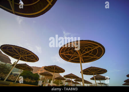 Parasols sur la plage de la Mer Morte, Israël Banque D'Images