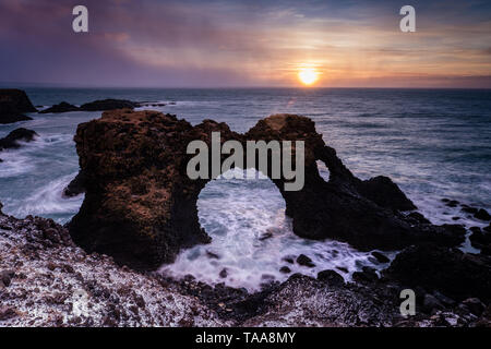 Gatklekkur arch au lever du soleil près de la ville d'Arnarstapi en Islande Banque D'Images