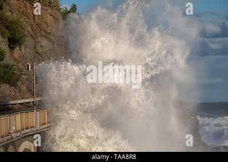 Italie Ligurie Celle Ligure - entre 29 et 30 octobre 2018, l'enchaînement d'une série de causes naturelles telles que la pression atmosphérique, le vent et un front perturbé a créé le 'perfect storm', donnant lieu à ostro les vents jusqu'à 190km/h et des vagues jusqu'à 10 m de haut. Il s'agissait d'une dévastation totale qui a déferlé sur toutes les côtes de la Ligurie. Les personnes âgées ne me souviens pas d'un événement de cette taille. Banque D'Images