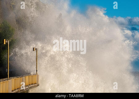 Italie Ligurie Celle Ligure - entre 29 et 30 octobre 2018, l'enchaînement d'une série de causes naturelles telles que la pression atmosphérique, le vent et un front perturbé a créé le 'perfect storm', donnant lieu à ostro les vents jusqu'à 190km/h et des vagues jusqu'à 10 m de haut. Il s'agissait d'une dévastation totale qui a déferlé sur toutes les côtes de la Ligurie. Les personnes âgées ne me souviens pas d'un événement de cette taille. Banque D'Images