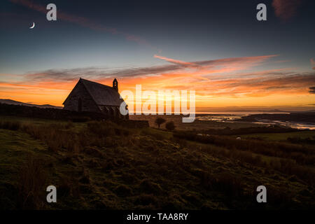 Église St Tecwyn au coucher du soleil à Llandecwyn, Pays de Galles, Royaume-Uni Banque D'Images