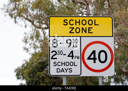 Australian road sign in school zone avec limite de vitesse 40 fois identification il est appliqué, Victoria Australie Banque D'Images