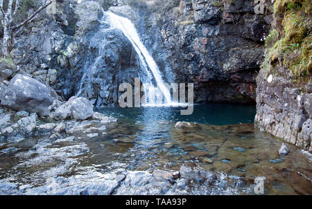 Une fée piscine avec une eau claire alimenté par une cascade le long de la rivière qui s'écoule à travers cassants cassants Glen sur l'île de Syke, en Écosse. Banque D'Images