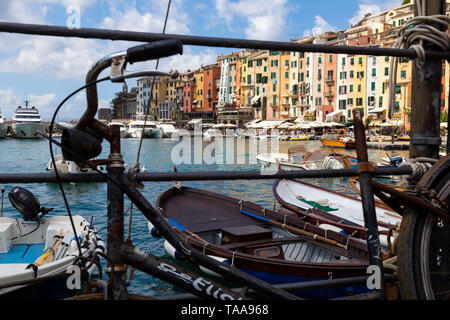 Portovenere o Porto Venere est un municipio italiano de 3,990 habitantes de la provincia de La Spezia. Se encuentra en la costa de Ligurie, sobre el m Banque D'Images