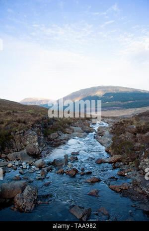 Une fée extérieure le long de la rivière qui s'écoule à travers cassants cassants Glen sur l'île de Syke, en Écosse. Dans la distance peut être vu Bhraghad Beinn un. Banque D'Images