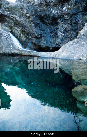 Piscine fée sur la rivière qui coule le long de Glen cassants cassants sur l'île de Syke. Alimenté par une cascade avec de l'eau claire comme du cristal et une arche sous-marine Banque D'Images