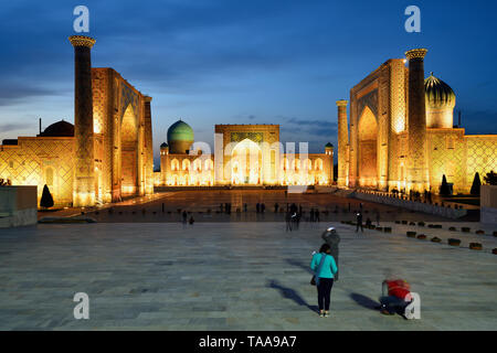 L'ouzbek avec l'admiration est l'examen de monuments historiques de Samarkand sur la Route de la soie, Registon Banque D'Images