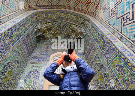 Samarkand, Ouzbékistan, sur la place principale de Registon admirant anciens monuments de Samarcande, des perles architecturales sur la Route de la soie Banque D'Images