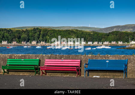 Des bancs de couleur, Millport, GT (Cumbrae) Banque D'Images