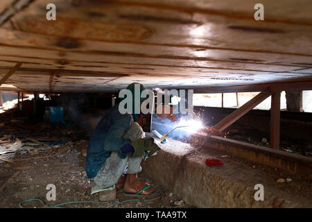 Dhaka, Bangladesh - 23 mai 2019 : les travailleurs du Bangladesh travaille sur un ferry en cours de rénovation à un chantier naval de Keraniganj à Dhaka, Bangladesh, le 23 mai 20 Banque D'Images