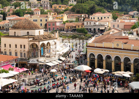 Athènes, Grèce - 5 mai 2019 : Grande foule errer autour de la place Monastiraki à Athènes vieille ville. Banque D'Images