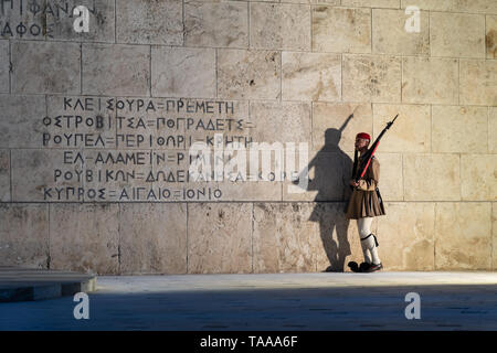 Athènes, Grèce - 16 mai 2019 : la garde présidentielle, aka Evzone, en face de la maison du parlement à Athènes, Grèce capitale. Banque D'Images